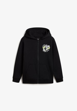 Sudadera con cremallera negra hecha de tela suave, que presenta un gráfico frontal con "SK8 HI", dos bolsillos laterales y una capucha con cordón.