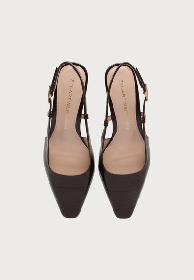 Paire d’escarpins slingback marron à bout pointu, texture crocodile et boucles dorées, vues de dessus sur fond blanc.
