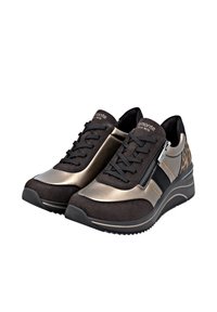 Baskets noires et bronze métallique avec une tige texturée, un design à lacets, une fermeture éclair sur le côté et des accents imprimés sur le talon.