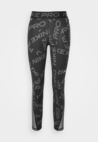 Leggings deportivos negros con un logo repetido de "NIKE PRO" en diferentes tonos de gris, con un panel de malla cerca del tobillo para mayor transpirabilidad.