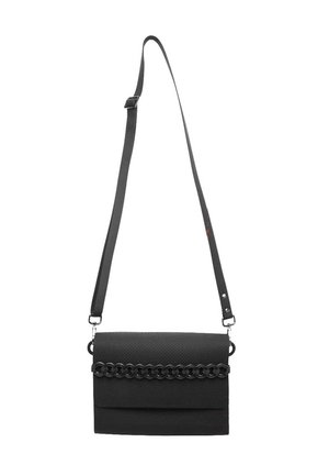 Sac à épaule noir texturé avec une longue bandoulière réglable et un détail chaîne décoratif sur le rabat avant.