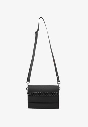 Sac à épaule noir texturé avec une longue bandoulière réglable et un détail chaîne décoratif sur le rabat avant.
