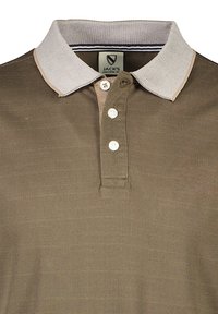 Ruskea polo-paita, jossa on teksturoitu kudos. Siinä on vaaleanvärinen, kuvioitu kaulus ja kolme nappia kauluksessa. Brändilogo näkyy sisäpuolella.