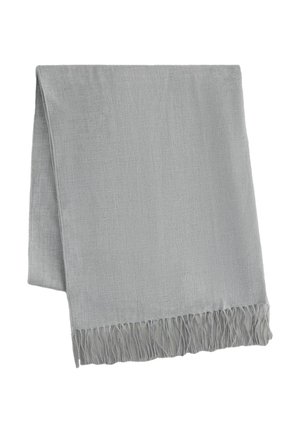 Svetlosivý tkaný textilný šál zložený s členenými koncami, zobrazený na bielom pozadí.