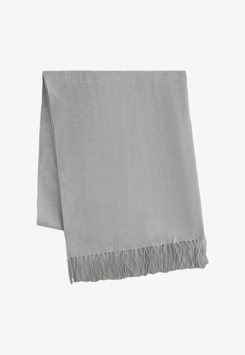 Vaaleanharmaa kudottu tekstiilihuivi, taitettuna ja hapsutetuin päin, valkoista taustaa vasten esillä.