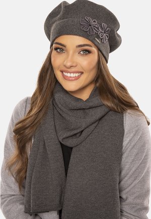 Berretto a maglia grigio con accento floreale e sciarpa coordinata. Tessuto morbido, vestibilità rilassata, design texture; entrambi gli articoli si completano a vicenda.