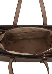 Bruine tas met structuur en gouden accenten. Ritssluiting, ruime binnenkant bekleed met taupekleurige stof bedrukt met merknaam.