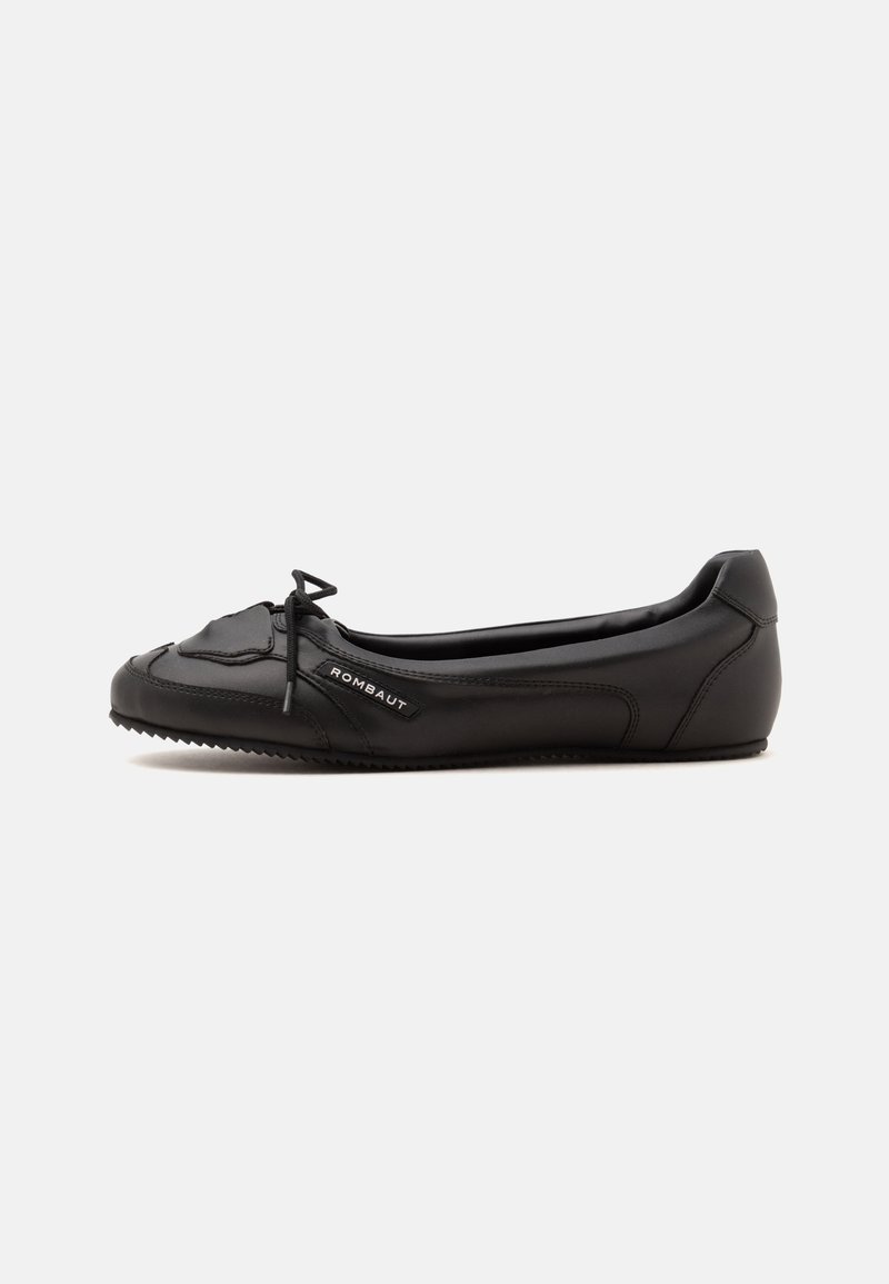 Μαύρο επίπεδο δερμάτινο παπούτσι με στρογγυλεμένο μύτη, μικρό φιόγκο στην κορυφή και ετικέτα "Rombaut" στο πλάι, εμφανίζεται σε δεξιό προφίλ σε λευκό φόντο.