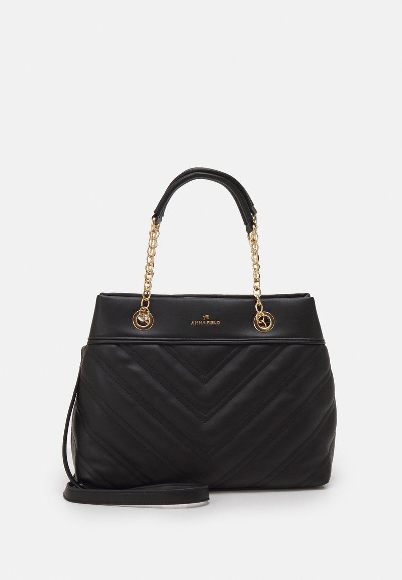 Sort quiltet håndtaske med guld kæde detaljer og håndtag. Har en glat tekstur og en aftagelig skulderrem for alsidighed.