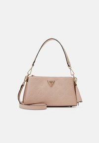 Sac à main en cuir beige embossé avec logo triangulaire doré, bandoulière amovible et poignée courte sur fond blanc.