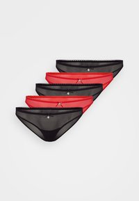 Conjunto de cinco bragas para mujer en negro y rojo. Fabricadas con tela translúcida, con ribete de encaje y lazos decorativos en la cintura.