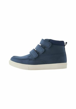 Blaue High-Top-Schuhe aus synthetischem Material, ausgestattet mit drei Klettverschlüssen, einer abgerundeten Zehenpartie und einer weißen Gummisohle.