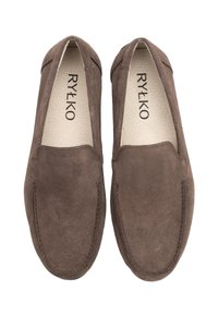 Pantofi slip-on din suede maro cu o textură netedă, vârf rotund și detalii de cusătură pe margini. Numele mărcii "RYŁKO" vizibil în interior.