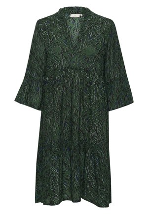 Robe vert foncé longueur genou avec un motif abstrait d'imprimé animal noir et bleu, manches larges trois-quarts et col en V.