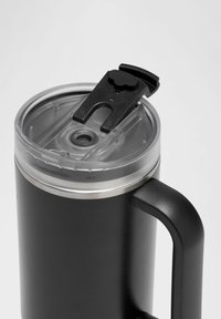 Črn izoliran mug s prozornim plastičnim pokrovom, ki ima črno drsno zapiranje in ročaj. Gladka tekstura, valjast oblikovan in kovinski pas.