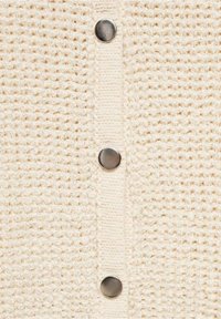 Kremowy kardigan z teksturowanym splotem, z pięcioma metalowymi guzikami ułożonymi pionowo z przodu.