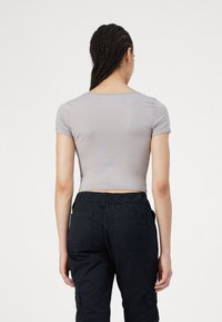 Hollister Co. SEAMLESS DOUBLE SQUARE - Základné tričko - ash