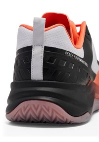 Czarno-białe trampki z pomarańczowymi akcentami, tekstylny wierzch, fakturowany obcas i wyściółka z poduszką z wzorem zygzaka. Posiadają uchwyt.