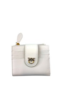 Portafoglio bianco in pelle con pattina anteriore, finiture in oro e argento a forma di ape, e multiple fessure per carte. Il design presenta dettagli di cucitura.
