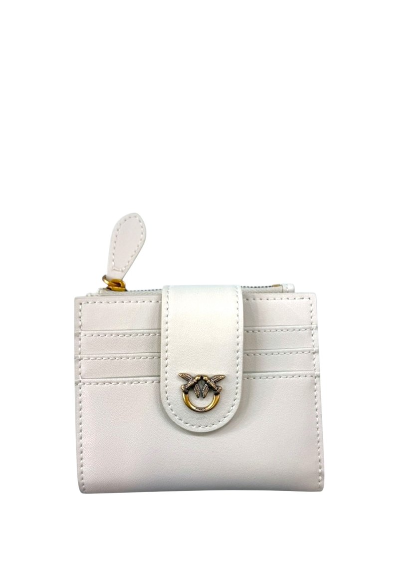 Portafoglio bianco in pelle con pattina anteriore, finiture in oro e argento a forma di ape, e multiple fessure per carte. Il design presenta dettagli di cucitura.