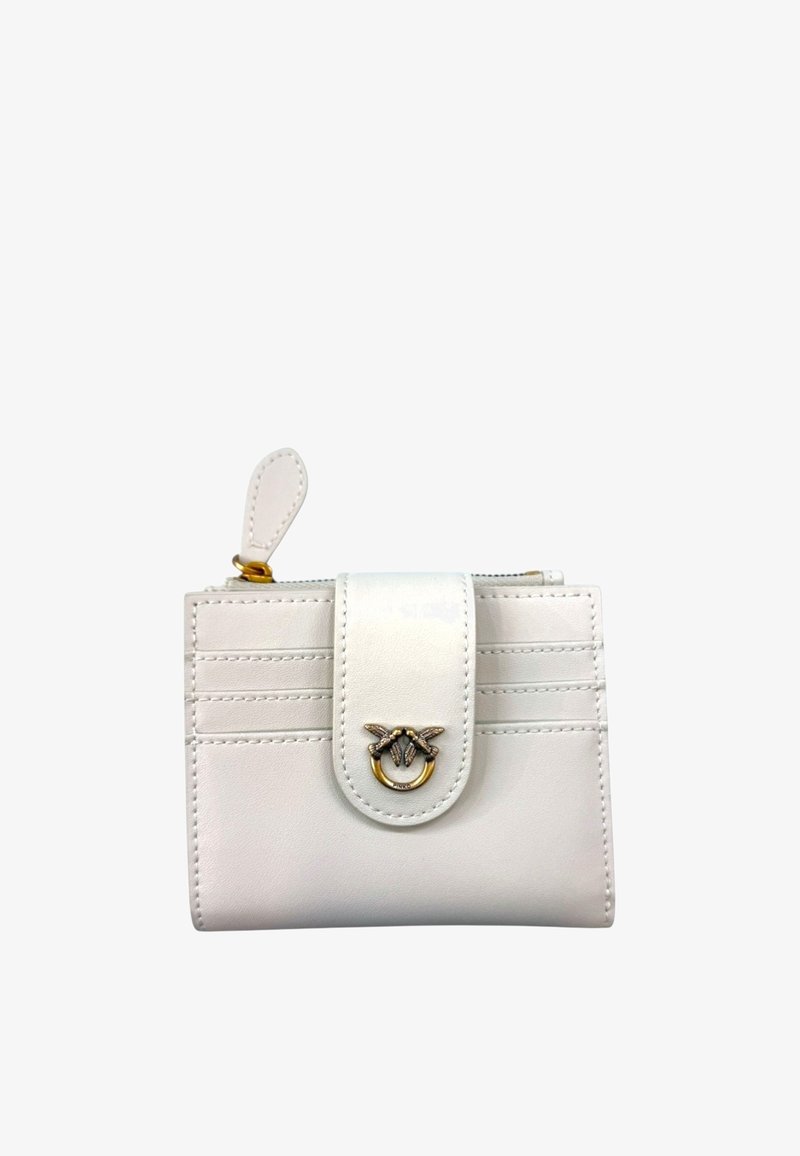 Portafoglio bianco in pelle con pattina anteriore, finiture in oro e argento a forma di ape, e multiple fessure per carte. Il design presenta dettagli di cucitura.