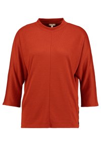 Rotes, gestricktes Oberteil mit hohem Kragen, Dreiviertelärmeln, seitlichen Schlitzen und Knopfdetails am Saum. Weicher, strukturierter Stoff.