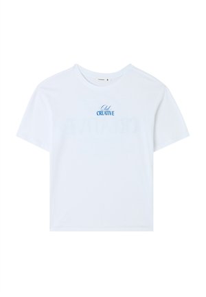 T-shirt bianca in cotone con maniche corte, scollo rotondo e una stampa grafica blu con la scritta "Creativo" centrata sul davanti.