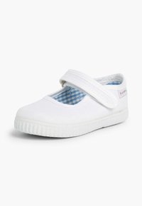 Scarpa Mary Jane in tela bianca con cinturino a strappo, fodera in gingham blu e suola in gomma texturizzata. Punta arrotondata e design piatto.