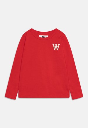 Chemise rouge à manches longues avec col rond et petit logo blanc "AW" en haut à gauche de la poitrine sur fond uni.