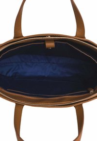 Braune Lederhandtasche mit einem Reißverschluss oben, ausgestattet mit einem marineblauen Innenfutter und einer einzigen Tasche. Glatte Textur und robuste Griffe.