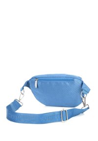 Modrá textilní ledvinka se zipovou kapsou, nastavitelným popruhem s embosovaným textem a stříbrnými kovovými prvky. Hladký, plochý design.