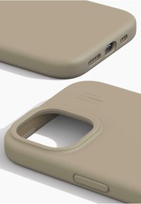 Beige színű telefon tok sima szilikon textúrával, kivágások a portok számára és kiemelkedő perem a kamera területén. Márkájának logója látható.