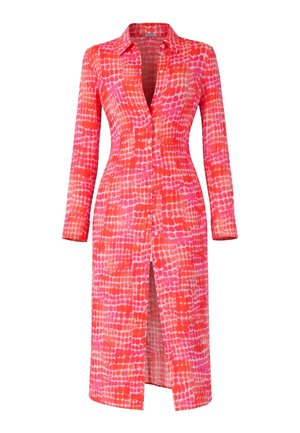 Jurk met knopen en lange mouwen, met een abstract patroon van roze en rode vierkanten, kraag en een vooraan gespleten detail.