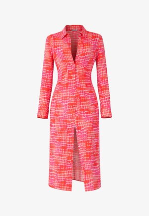 Jurk met knopen en lange mouwen, met een abstract patroon van roze en rode vierkanten, kraag en een vooraan gespleten detail.