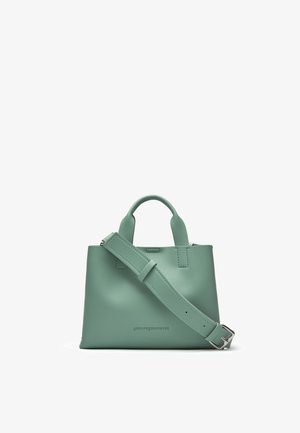 Borsa a mano in pelle verde con manici corti e tracolla regolabile con fibbia argento su sfondo bianco.