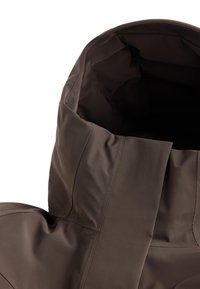 Hnedá, vodeodolná bunda s vysokým golierom a preloženým dizajnom. Materiál vyzerá hladko a mierne lesklo, s minimálnymi detailami šitia.