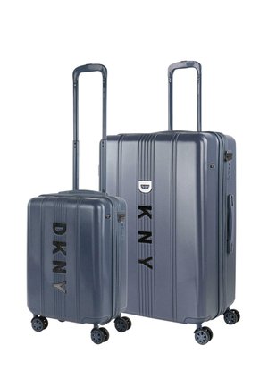Dos maletas rígidas de color gris oscuro, una grande y una pequeña, cada una con cuatro ruedas, asas retráctiles y el logo negro "DKNY" en la parte frontal.