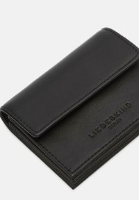 Portafoglio in pelle nera con texture liscia, forma rettangolare e pattina frontale. Presenta il logo "LIEBESKIND" in rilievo. Design compatto per carte.
