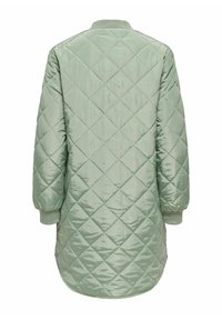 Gai zaļš izšūts džemperis ar dimanta rakstu, ribotām aprocēm un apaļu apkakli. Gluda tekstūra ar nedaudz spīdīgu apdari.