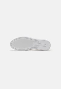 MICHAEL Michael Kors KEATON - Sapatos sem atacadores - bright white