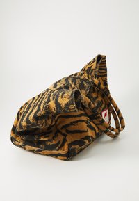 Canvas-Shopper-Tasche mit einem schwarz-orangen Tigerstreifenmuster, kurzen Griffen und einem Reißverschluss. Weiche Textur und strukturierte Form.