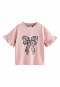 T-shirt di cotone rosa con maniche corte arricciate, caratterizzata da una stampa di un fiocco di pizzo nero e la parola "BAKER" sopra il design.