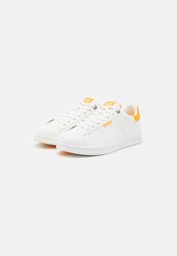 Weiße Sneakers mit einem strukturierten Leder-Obermaterial, orangefarbenen Akzenten an der Ferse und Zunge sowie einem klassischen Schnürdesign.