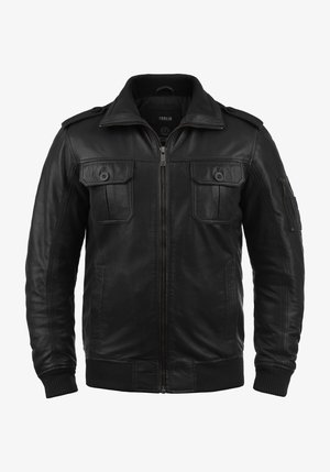 Svart skinnjakke med glidelås foran, ribbede mansjetter, og to brystlommer med knappelokk. Glatt tekstur med et stilrent design.