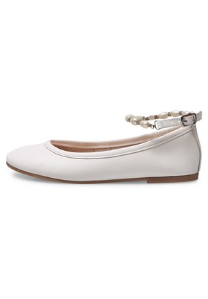 Chaussure plate blanche avec bout rond, dessus en cuir lisse et bride de cheville décorée de perles blanches et de perles argentées.