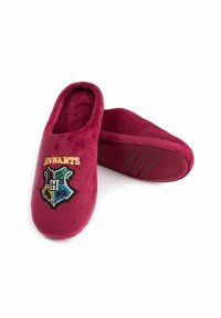 Le pantofole in peluche color bordeaux presentano uno stemma di Hogwarts ricamato con colori elaborati. La loro texture morbida e il semplice design slip-on aumentano il comfort.