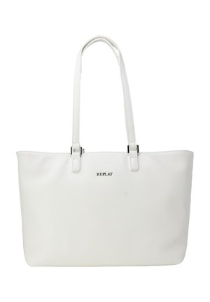 Weißer Tragetasche aus glattem synthetischem Material mit zwei langen Griffen, silbernen Beschlägen und einem dezenten Logo auf der Vorderseite.