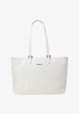 Witte tote bag gemaakt van glad synthetisch materiaal met twee lange handvaten, zilveren hardware en een subtiel logo op de voorkant.