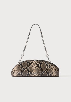 Petit sac à main à imprimé serpent, bord supérieur arrondi et bandoulière en chaîne avec coussinet en cuir pour l'épaule, sur fond clair uni.