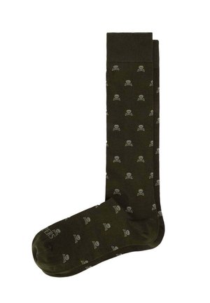 Calcetines hasta la rodilla de color verde oscuro con un pequeño patrón de calaveras y huesos cruzados en gris claro espaciados uniformemente por toda la tela.